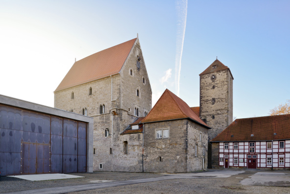 Burg, Stall, Theater