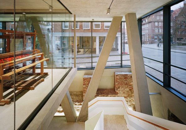 Expressive Vitrine an der Marienkirche