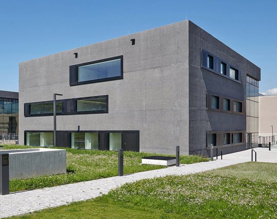 Zwischen Platz und Haus