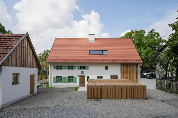 Beton und Filz im Bauernhaus