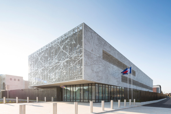 Ornamentfassade gegen Imagekrise