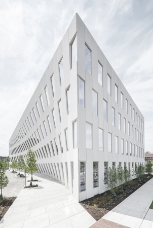Schiffsrumpf im Business Park