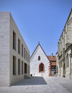  Das Dienstleistungszentrum im Umfeld der „Alten Schule“ Iphofen - die Touristinfo