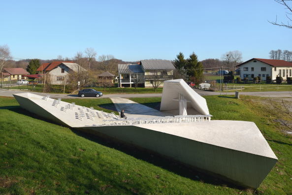 Die Kapelle im Dorf lassen