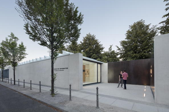 Am Ehrenmal der Bundeswehr