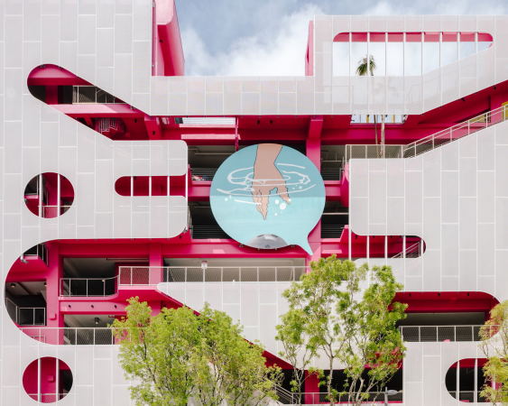 Surrealistisch kuratierte Parkhausfassade