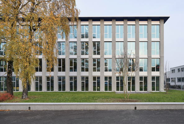 Fassadenraster und Treppenkörper