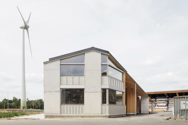 Holz unterm Vordach