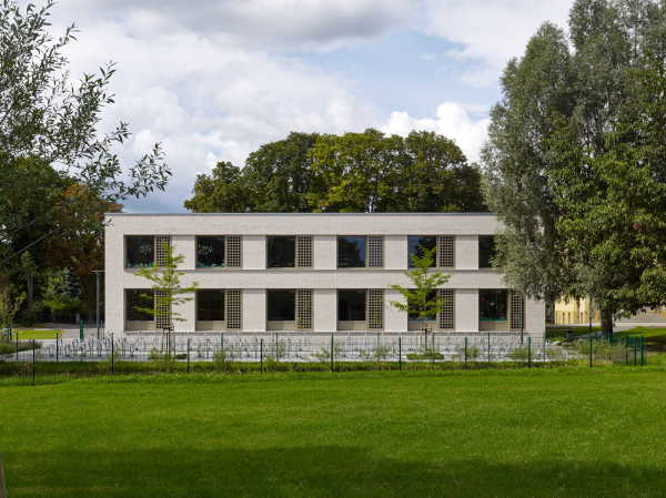 Lernen hinterm Lochblech