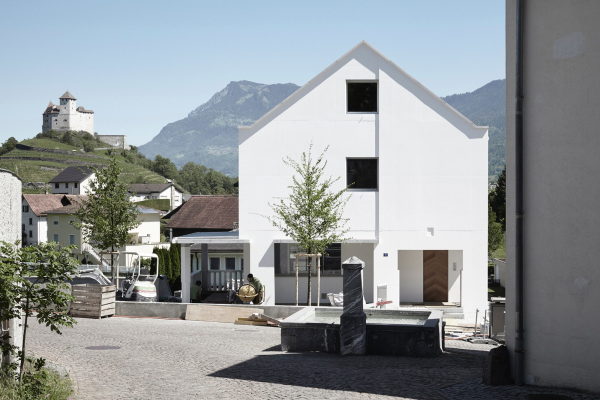 An den Platz gerückt