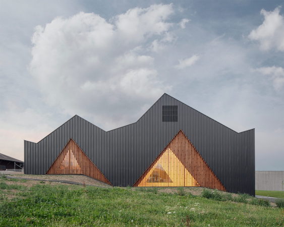 Hangar mit Spitzendach