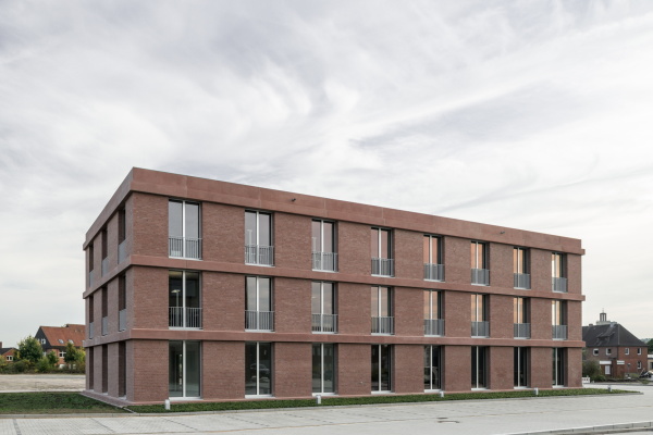 Backstein und roter Beton