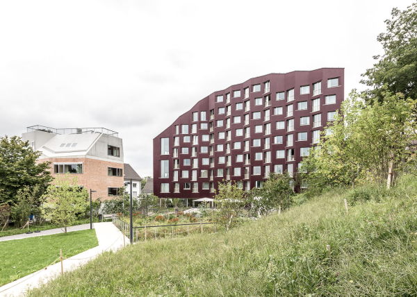 Bordeauxrote Keramik für Senioren