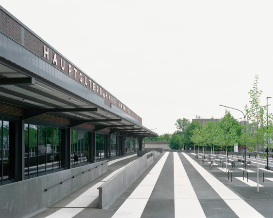 Güterbahnhof in Schwarz-Weiß
