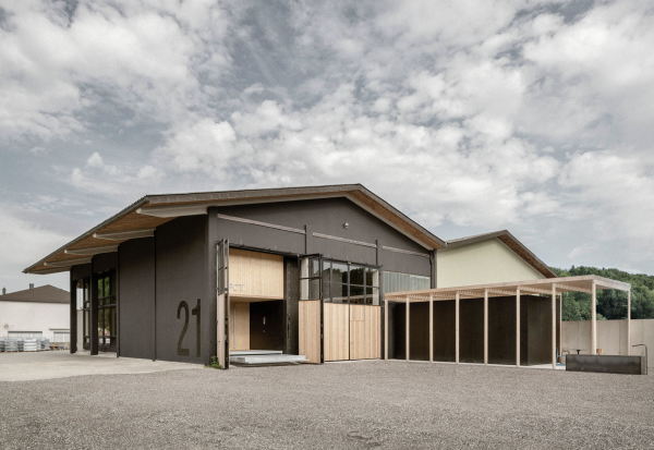 Büroholzbox mit Betonbar