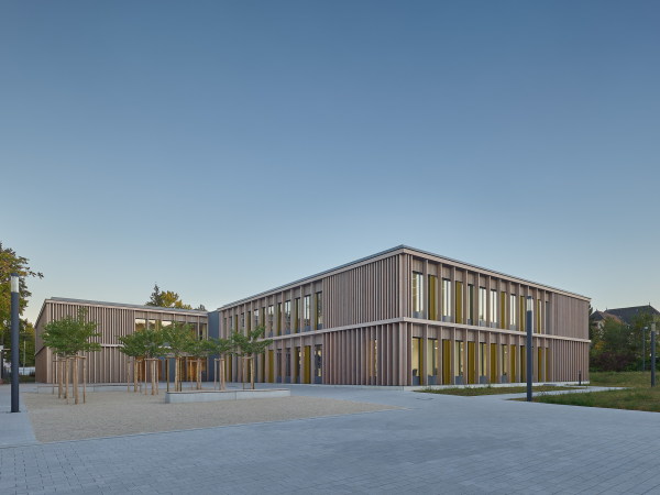 Zwillinge aus Holz in Darmstadt
