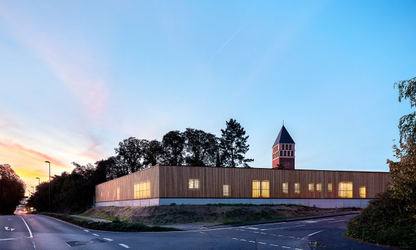 Spielen im Holz-Fort