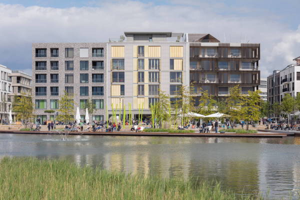 Kybernetische Fassade mit Goldakzenten