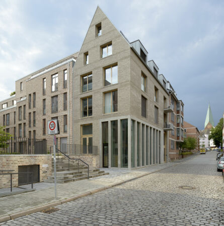Säulenhalle mit Backsteingiebel