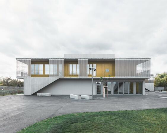 Beton, Metall und Senfgelb