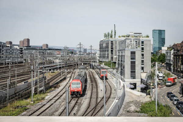 Genossenschaft mit Gleisblick