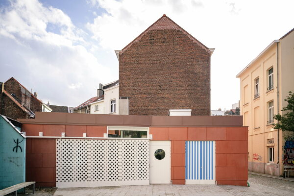 Rote Box an der Brandwand