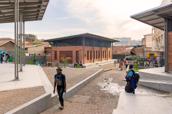Robuste Plattform in Kampala