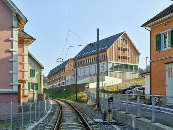 Zwischen Gleisen und Reben