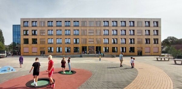 Plattenbau im Holzgewand