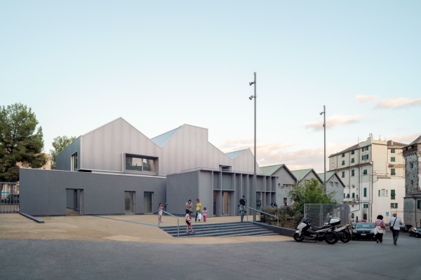 Leuchtendes Gemeinschaftszentrum