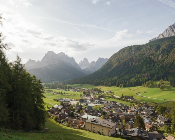 Kleiner Holzturm mit Dolomitenblick