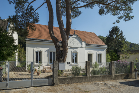 Haus mit Sonne im Giebel
