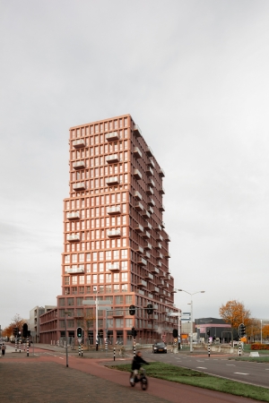 Pastellrot und streng gegliedert