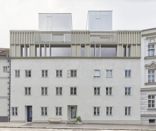 Altes Stadthaus mit neuer Holzkrone