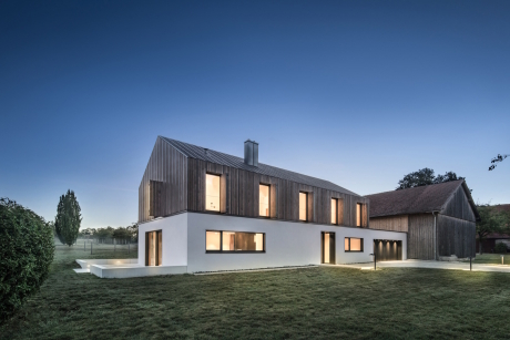 Moderner Neubau auf denkmalgeschütztem Hofgut