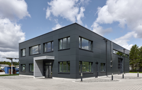 Wartungshalle mit Bürotrakt