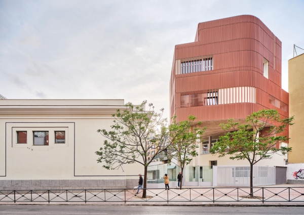 Kulturzentrum auf Stützen