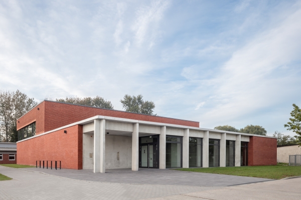 Sporthalle mit Reliefmauerwerk