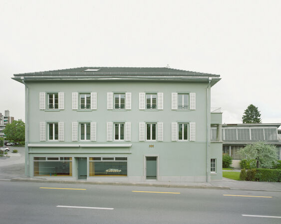 Landi-Stuhl als Fensterladen