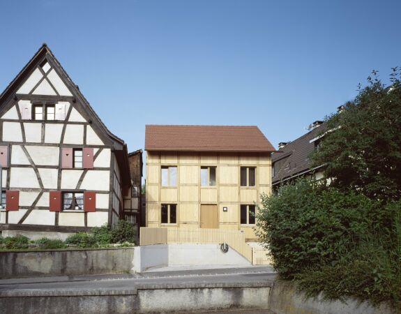 Mit Holz ausgefacht
