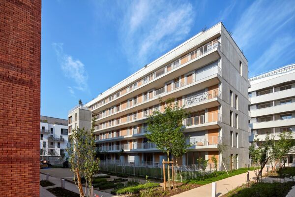 Mit Lehm gefülltes Betongerüst