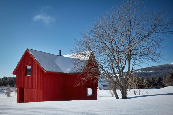 Rote Hütte im Schnee