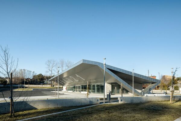 Park and Ride unterm Metalldach