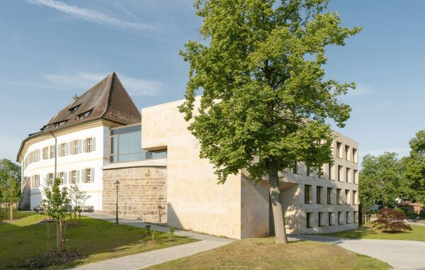 Saniertes Schloss, neues Rathaus