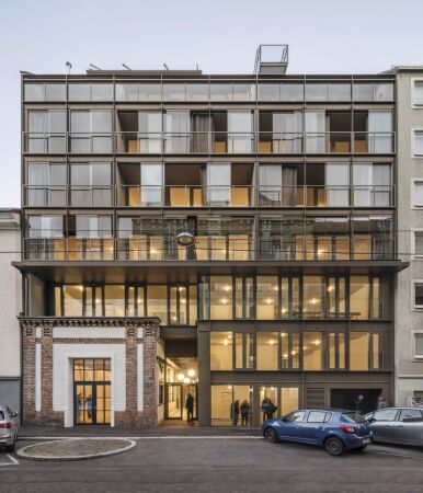 Fachwerk unter Stahl und Glas