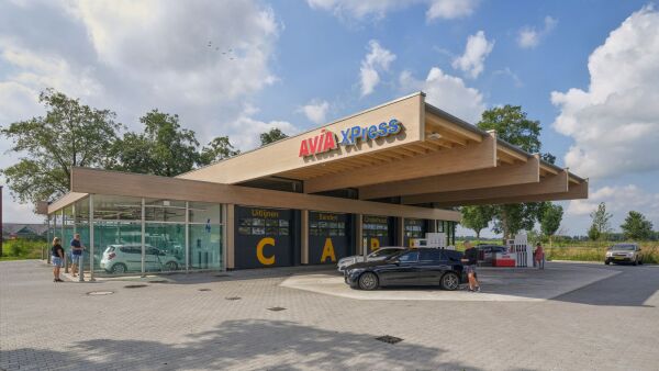 Zapfsäulen unterm Holzdach