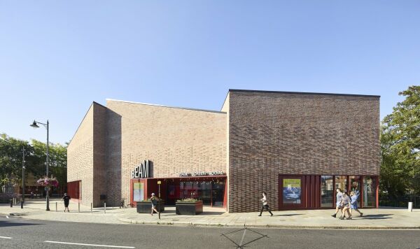Ums Theater gebaut