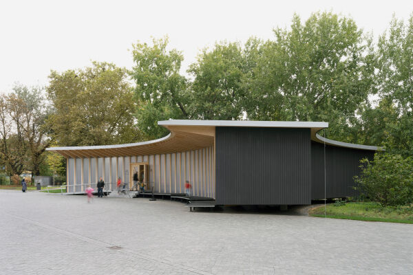 KI im Holzpavillon